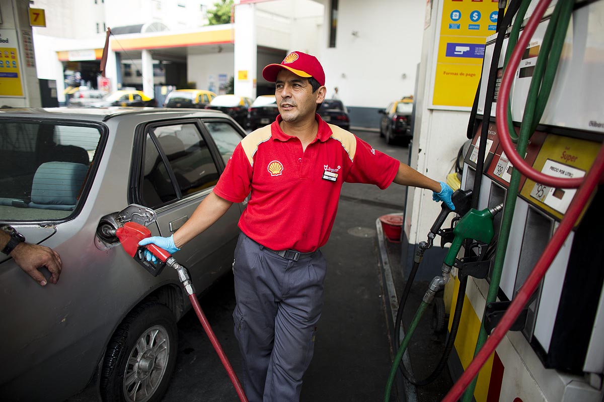 El gobierno aplica el impuesto a los combustibles que había postergado por la campaña