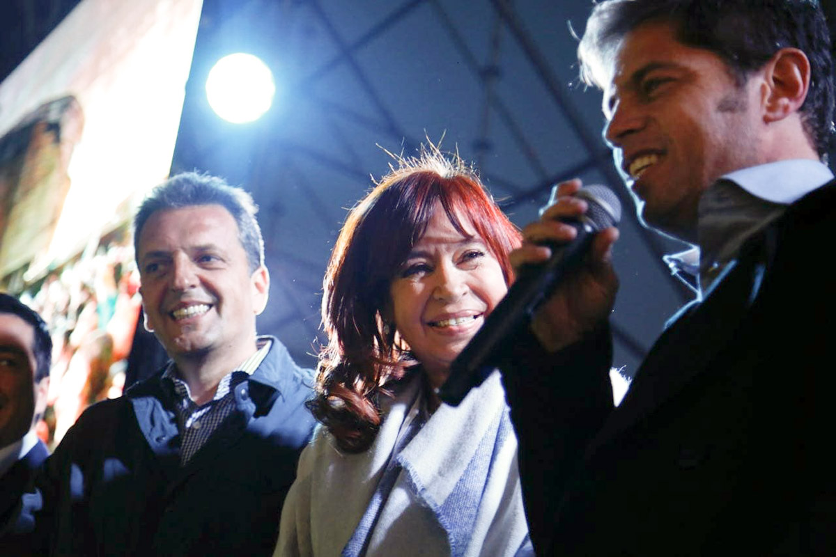 El gobernador Kicillof, intendentes y funcionarios respaldaron a CFK al señalar que sufre «una persecusión»