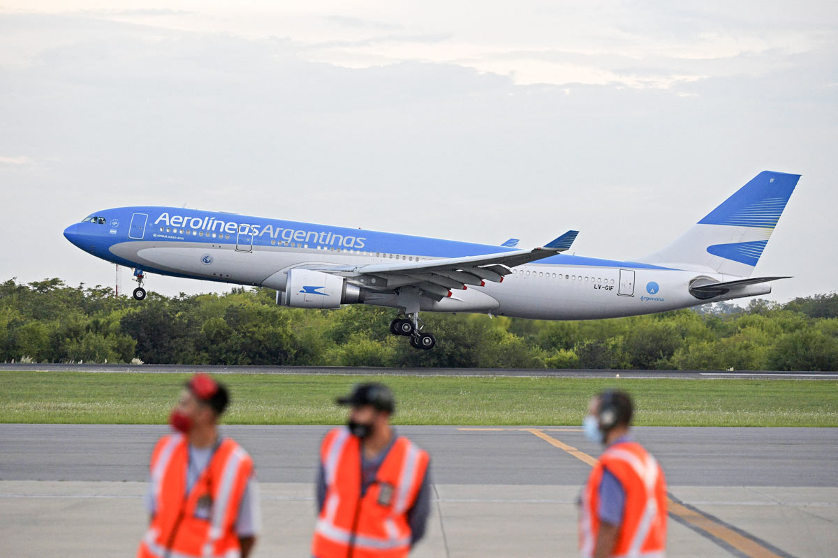 Más vacunas: sale un nuevo vuelo a Rusia en busca de Sputnik V