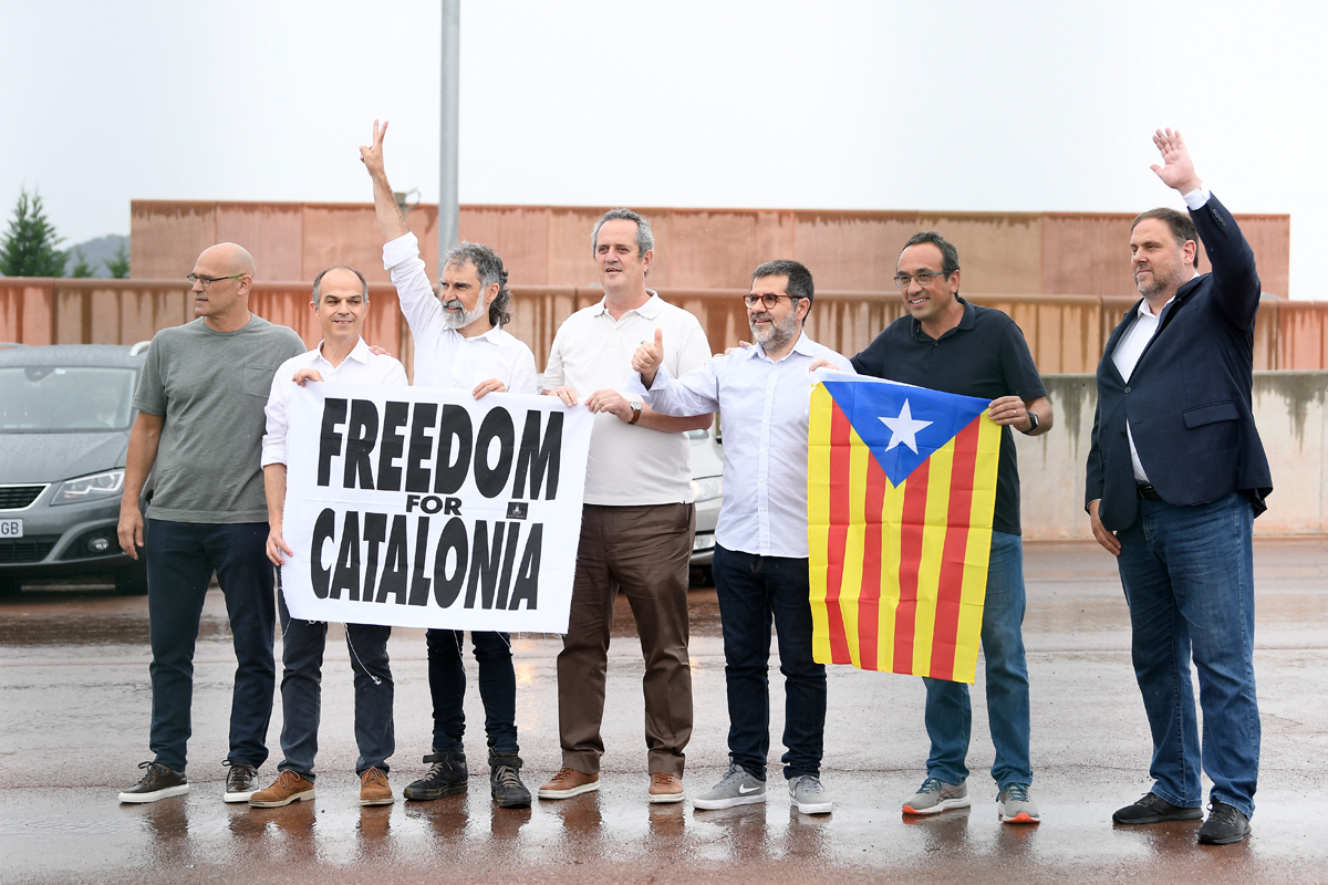 Vitoreados, salieron de prisión los líderes catalanes indultados por Sánchez