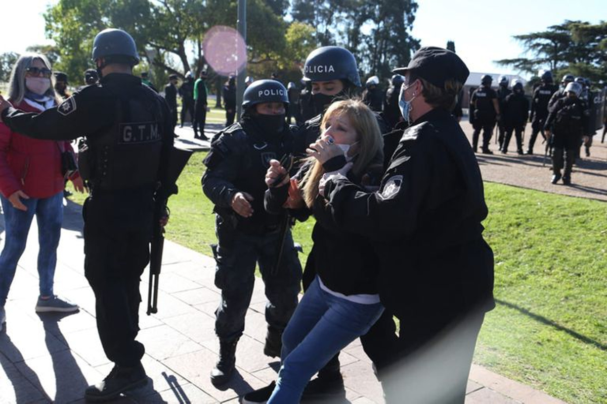 Protestas contra las restricciones y 38 detenidos en marcha anticuarentena en Rosario