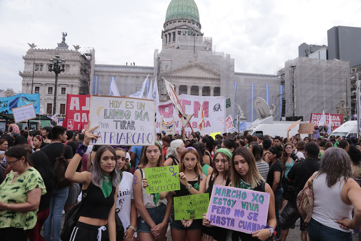 Historias de los feminismos en Francia y Argentina serán tema de debate