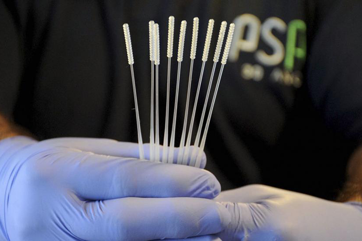 Argentina produce el primer hisopo nasofaríngeo 100% nacional para testear covid