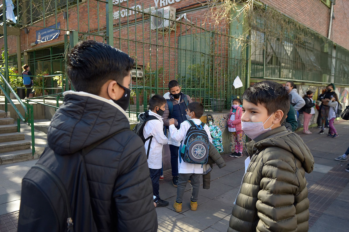 Mientras decenas de escuelas reclaman calefacción y virtualidad, el GCBA recomienda ir al aula con frazadas