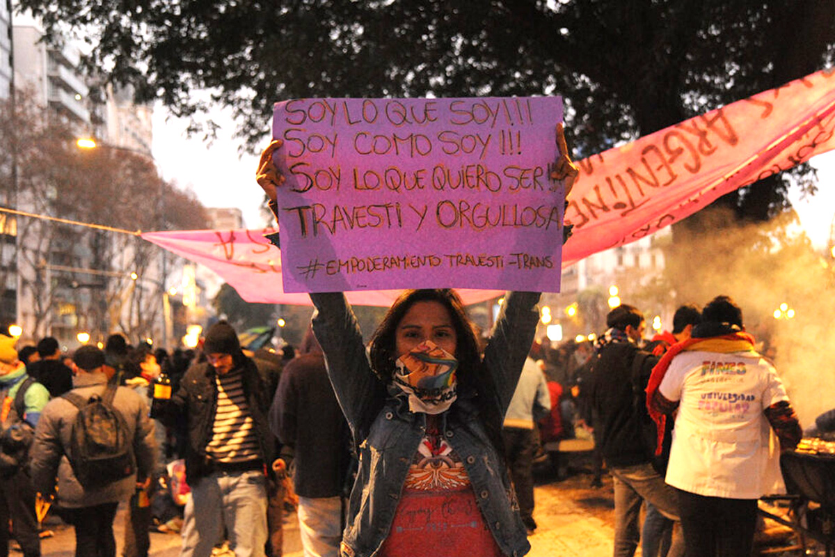 Festejo, dolor, lucha y baile en la 6ta. Marcha plurinacional antirracista contra travesticidios, transfemicidios y transhomicidios en Buenos Aires