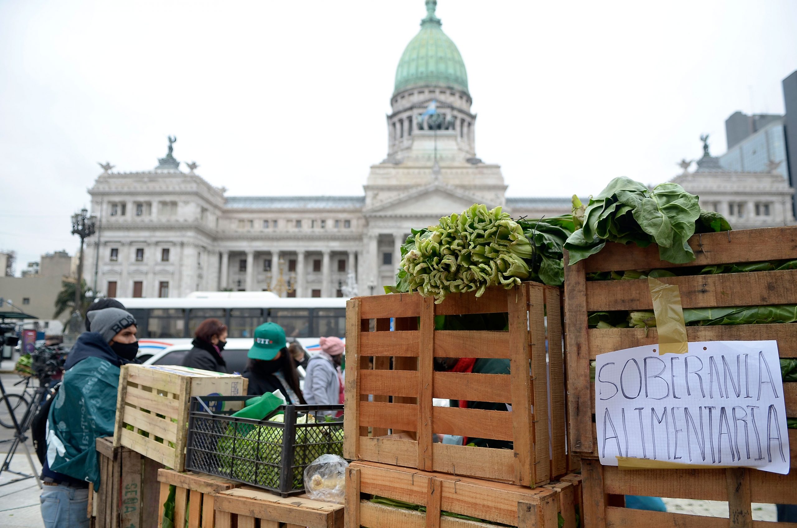 Frutazo frente al Congreso en reclamo de medidas para la gente en situación de calle