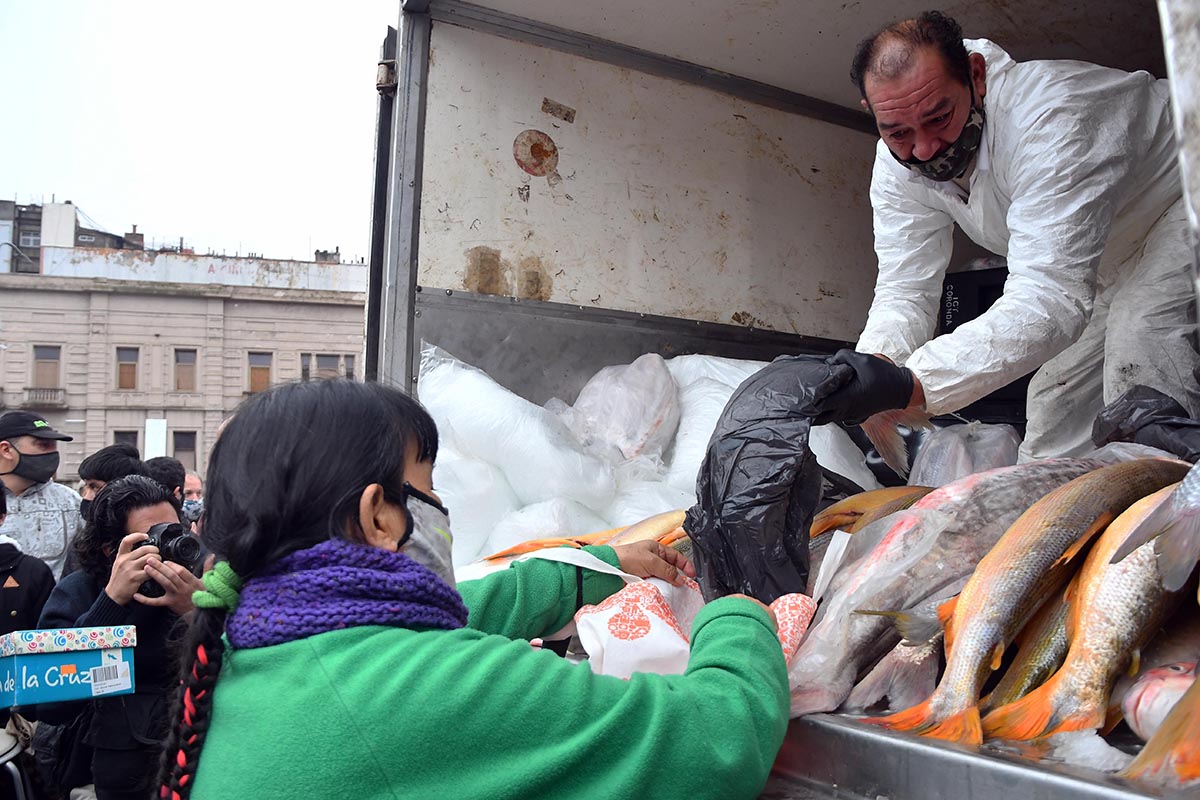 Productores artesanales realizan un «pescadazo» frente al Congreso