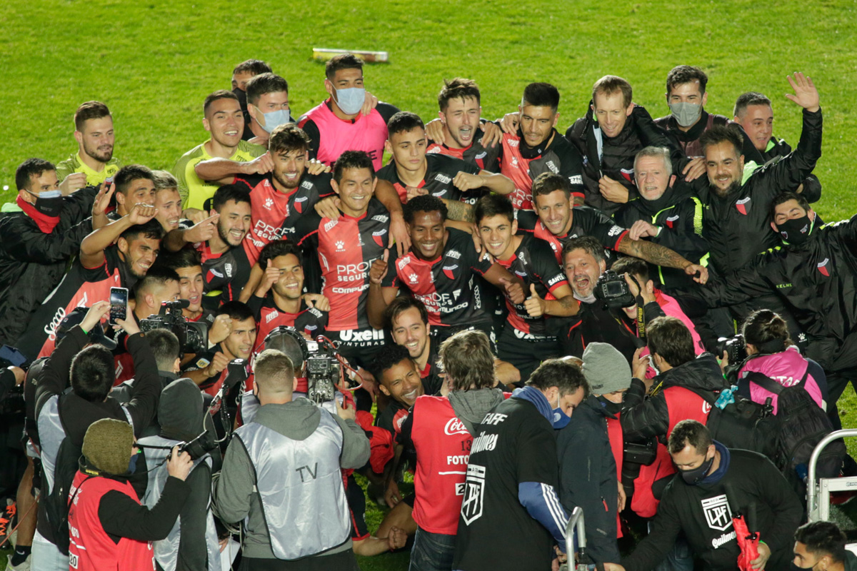 Histórico: Colón goleó a Racing y logró su primer título