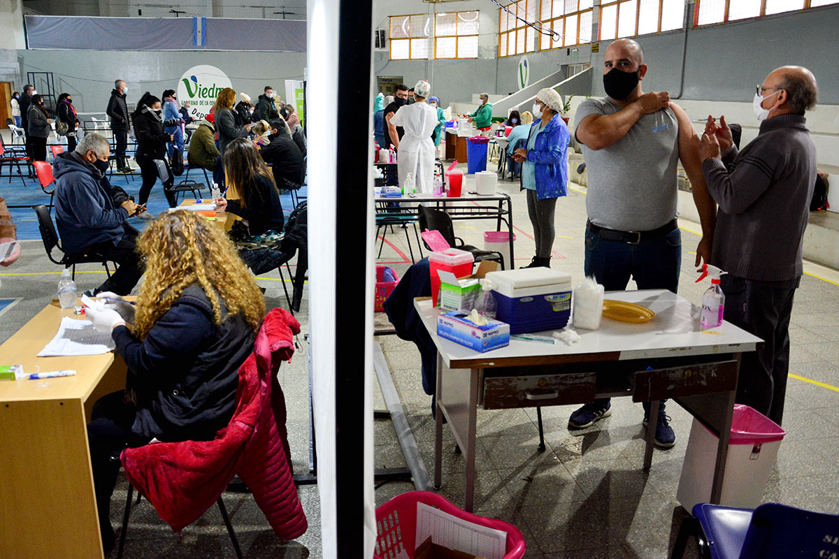 Restricciones por períodos breves hasta terminar de vacunar