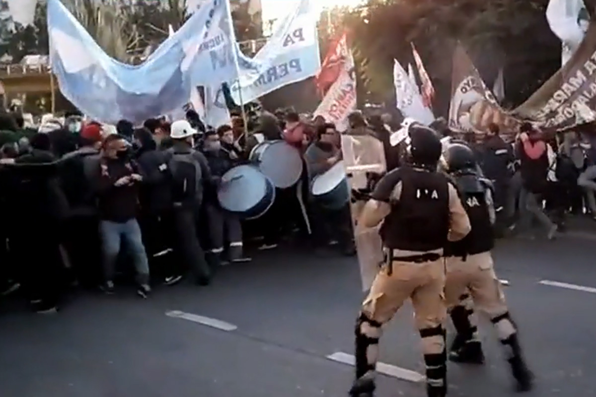 Movilizaciones de la izquierda en distintos puntos de la Ciudad y represión en el Puente Pueyrredón