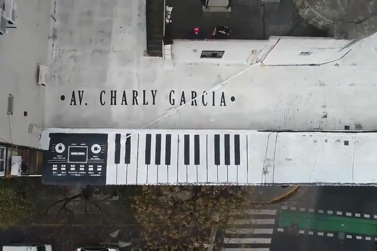 Homenajean a Charly García con un gigantesco mural en la terraza de su edificio