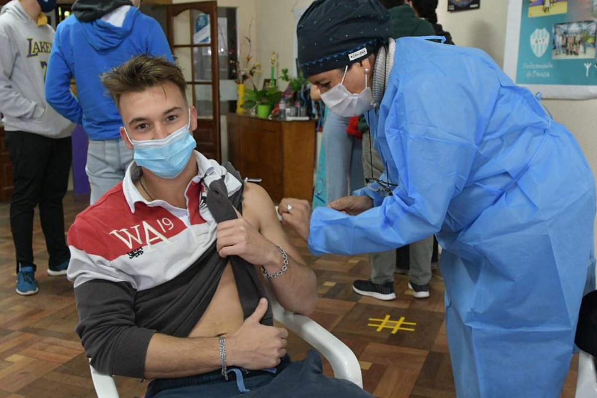Cien mil adolescentes con factores de riesgo comenzaron a ser vacunados en la provincia de Buenos Aires