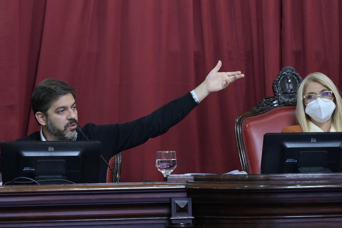 Bianco rindió cuentas en la Legislatura: la oposición pidió ver los contratos de las vacunas
