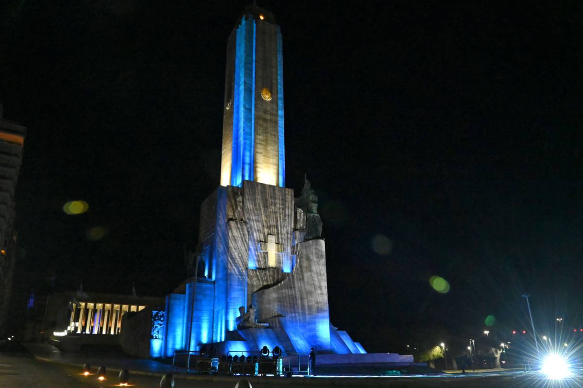 El Monumento a la Bandera de Rosario se vistió con luces en la previa del día de la enseña patria