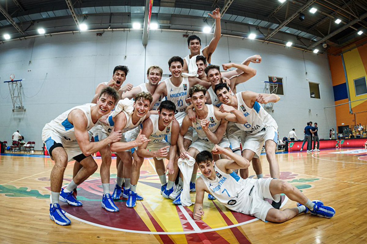 Mundial Sub 19 de básquet: Argentina avanzó con un triple agónico que festejaron Scola y compañía