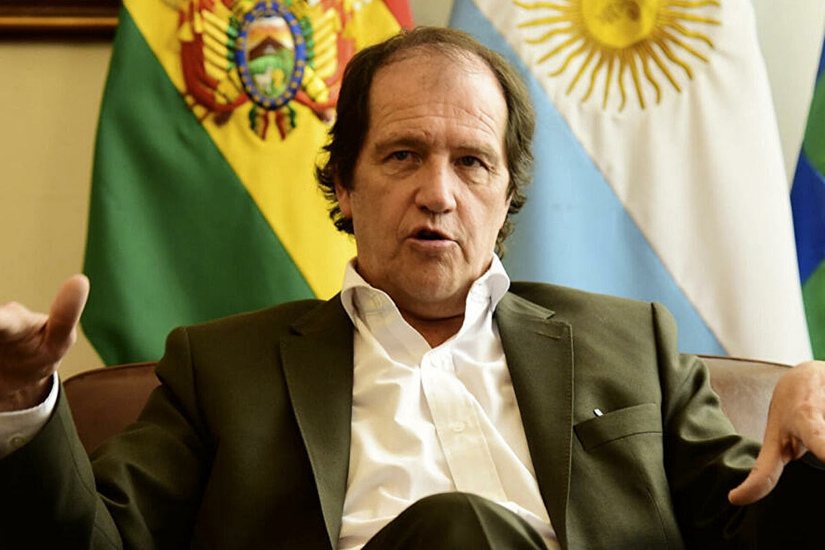 El embajador local en Bolivia afirmó que «Macri se reunió con la cúpula de Gendarmería, antes de enviar las armas»