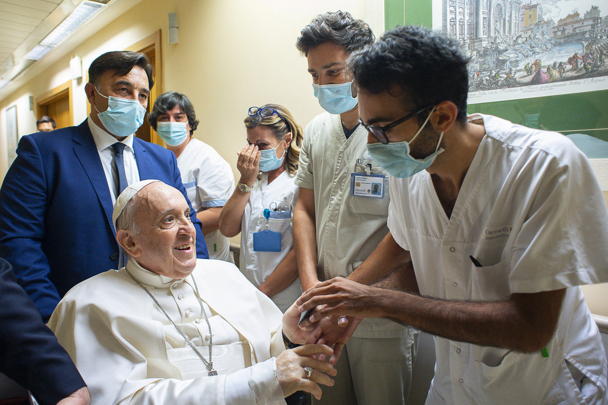 El papa Francisco seguirá internado unos días más, pero expresó “alegría” por los triunfos de Argentina e Italia
