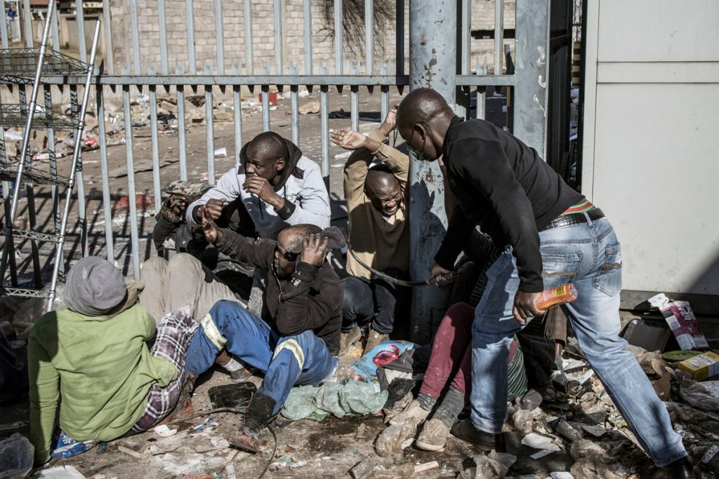 Despliegan más tropas militares para controlar el estallido en Sudáfrica 2 Despliegan más tropas militares para controlar el estallido en Sudáfrica