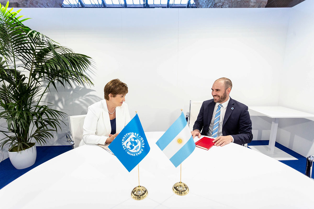 La carambola que el gobierno negocia con el Fondo y podría aliviar el pago de intereses