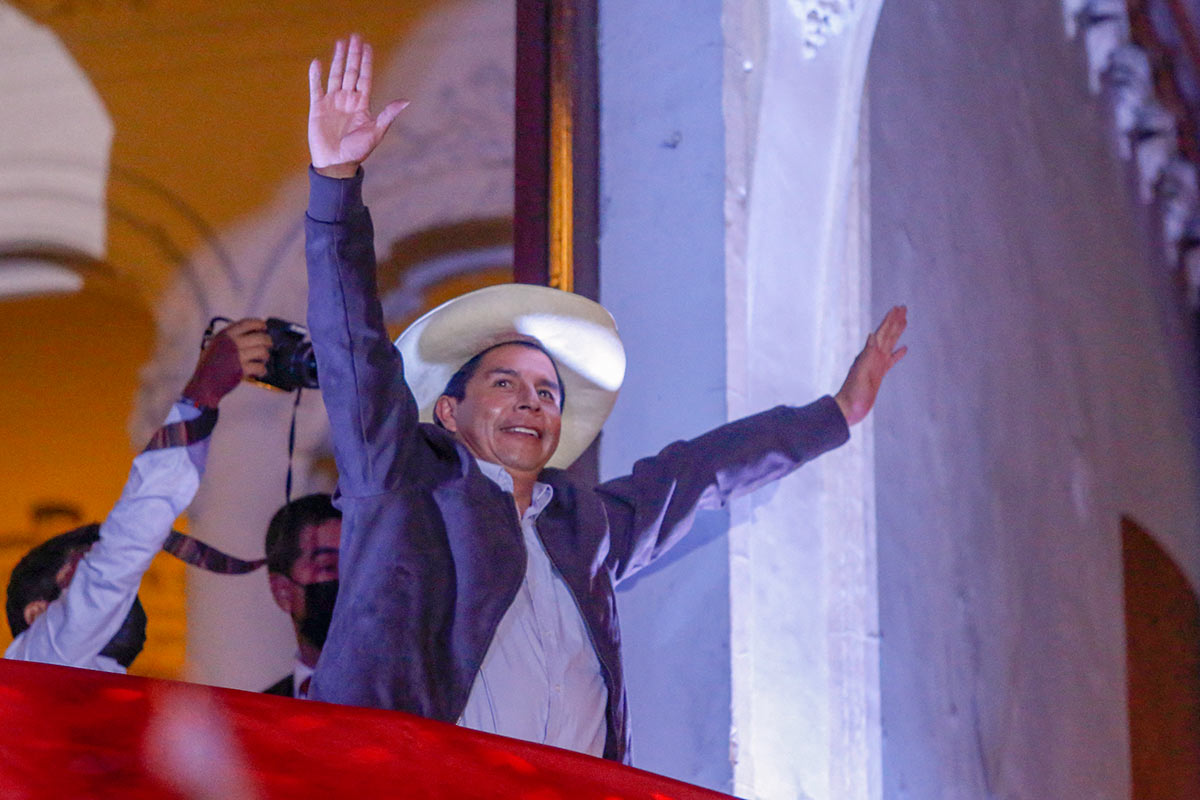 Castillo asume la presidencia de Perú en medio de una grave crisis
