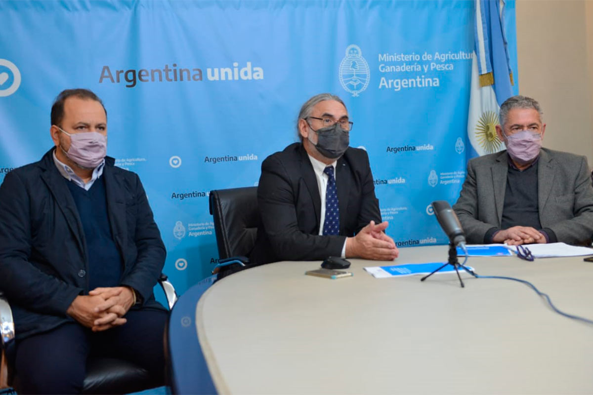 Basterra da las puntadas finales al plan ganadero que los privados aún miran de lejos