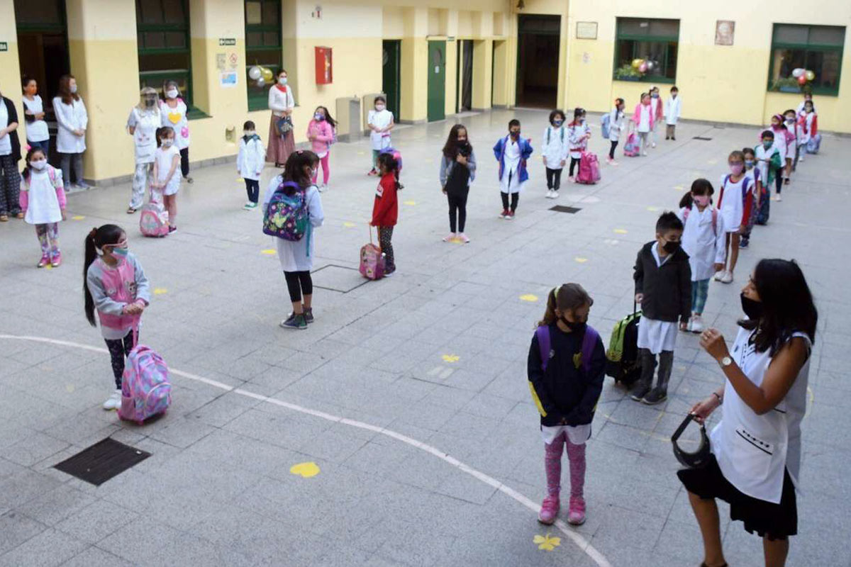 En las escuelas bonaerenses ya no es obligatorio usar tapabocas al aire libre