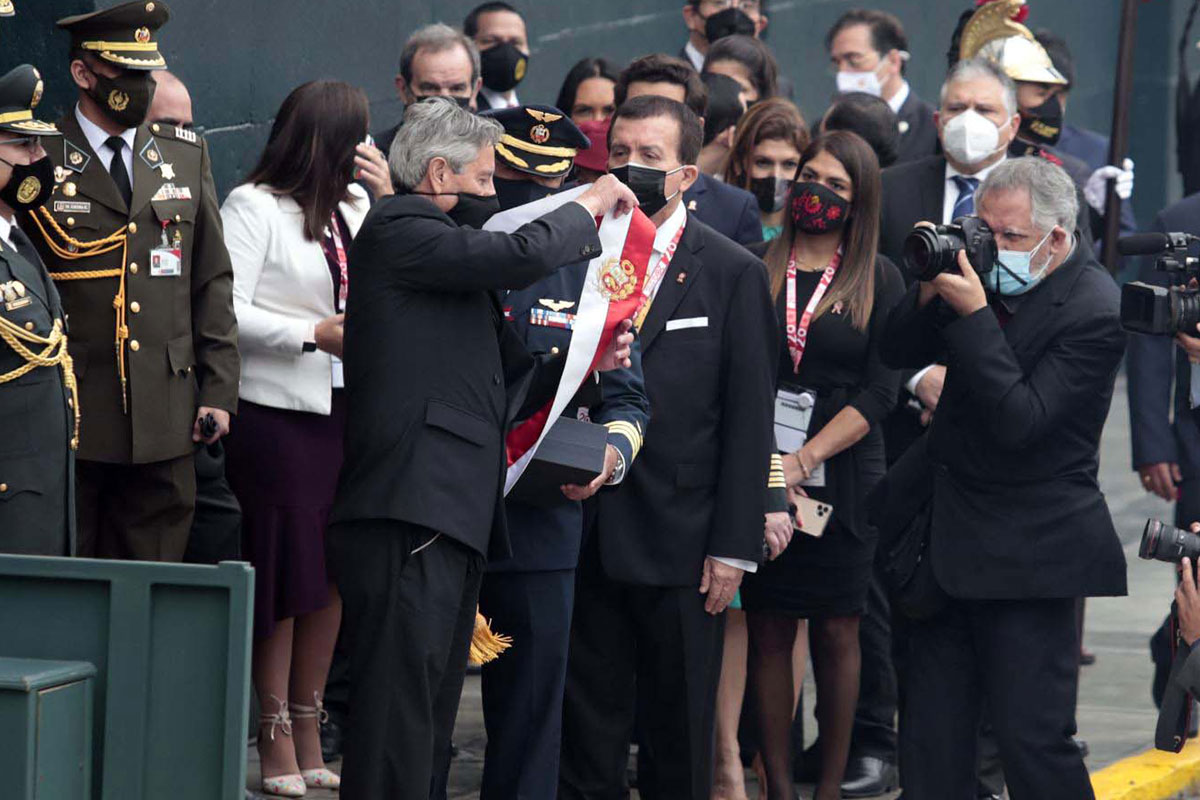 Pedro Castillo promete un «cambio responsable» y un «golpe de inversión pública» en Perú