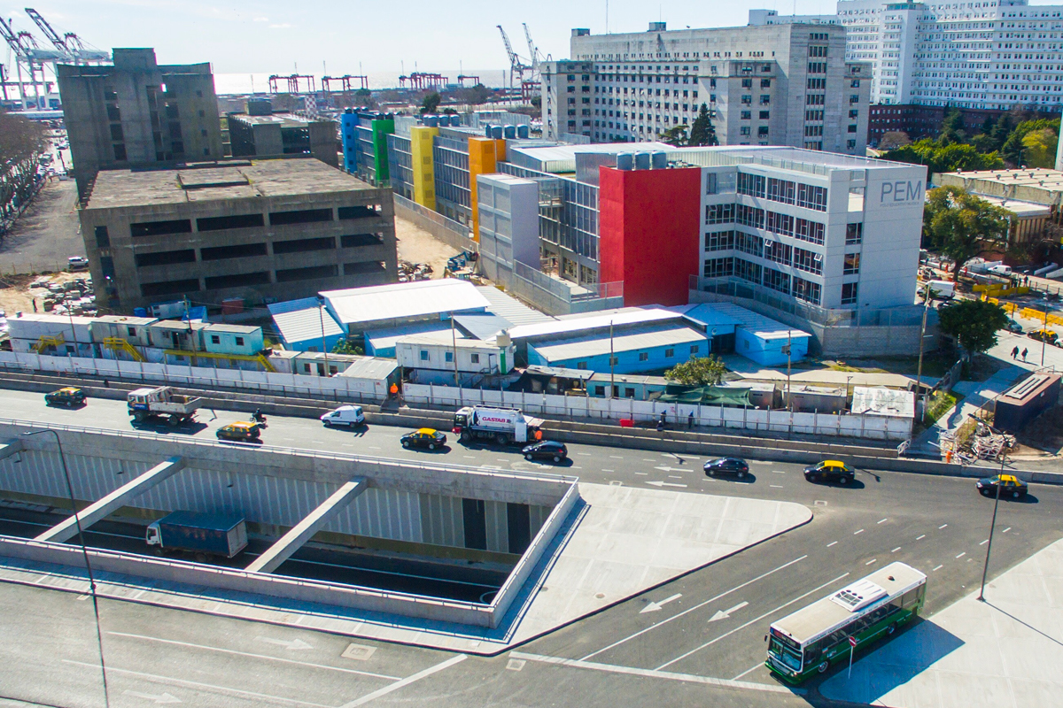 Trampa mortal: CABA se niega a sacar de una escuela un cerco de alambre que hace imposible la evacuación