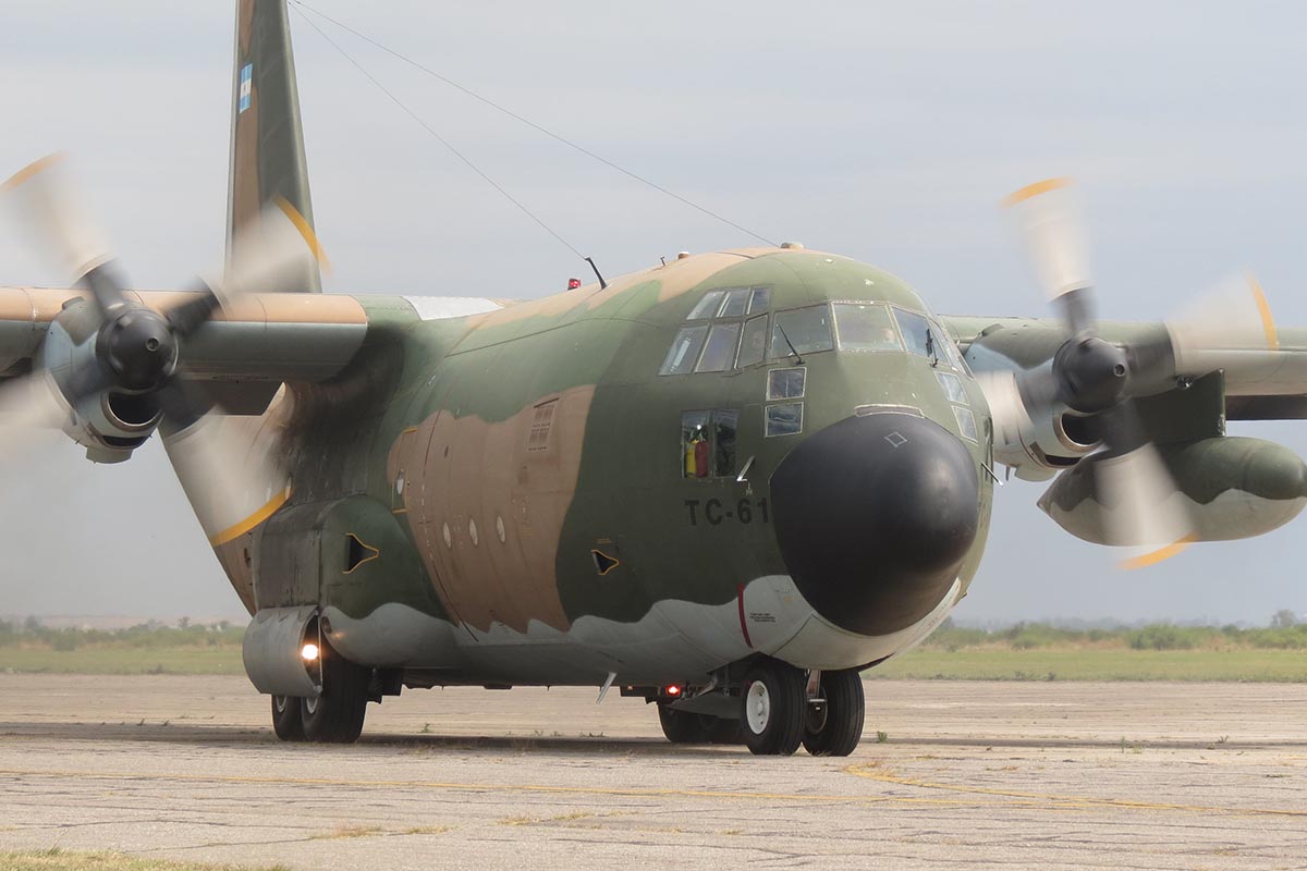Agustín Rossi confirmó que el avión que transportó material bélico a Bolivia salió de El Palomar