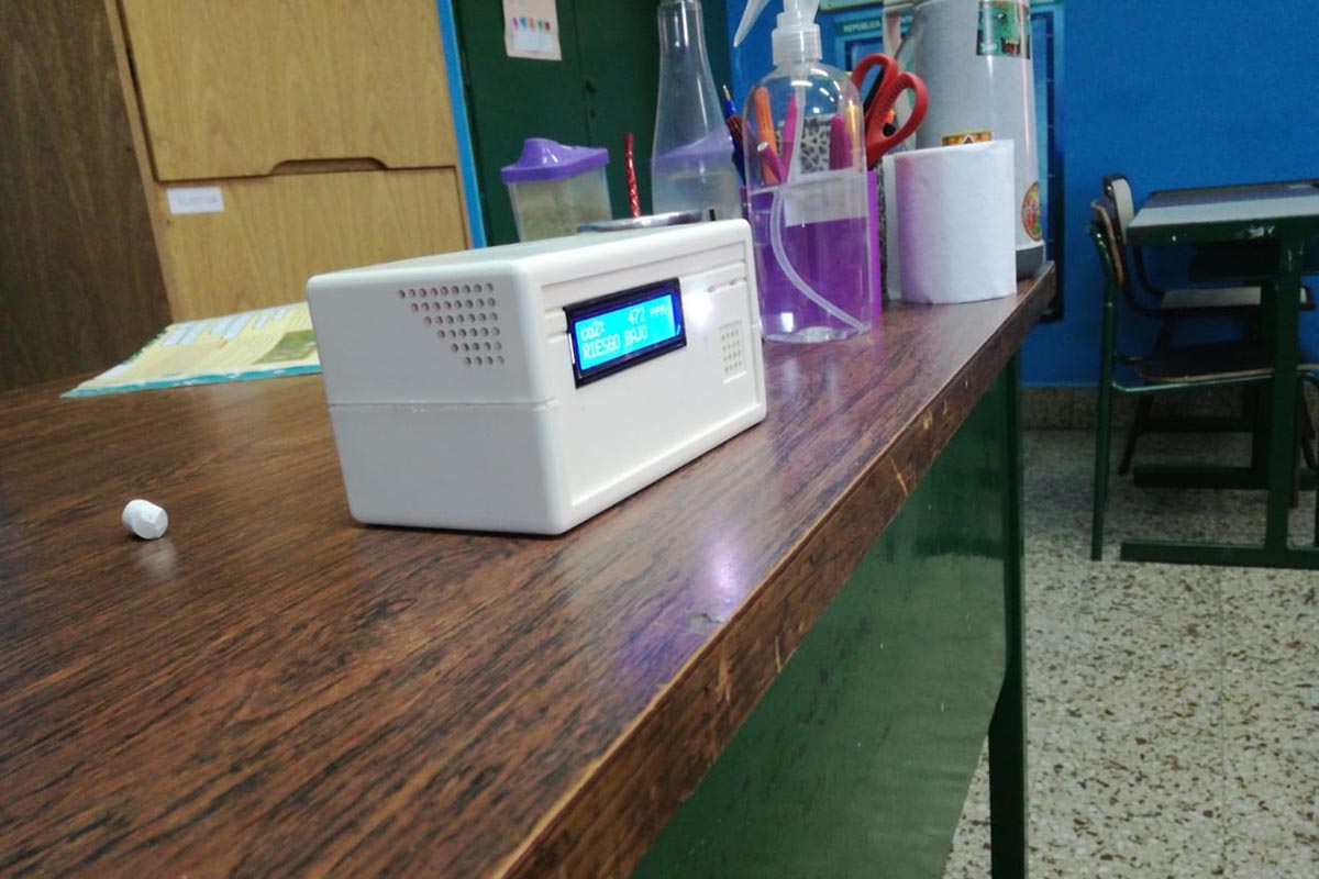 Covid en el aire: escuelas fabrican sus propios medidores de CO2, mientras reclaman que el GCBA los provea