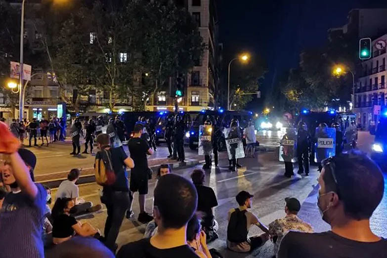 La policía reprime en España una marcha de repudió al asesinato a golpes de un joven homosexual