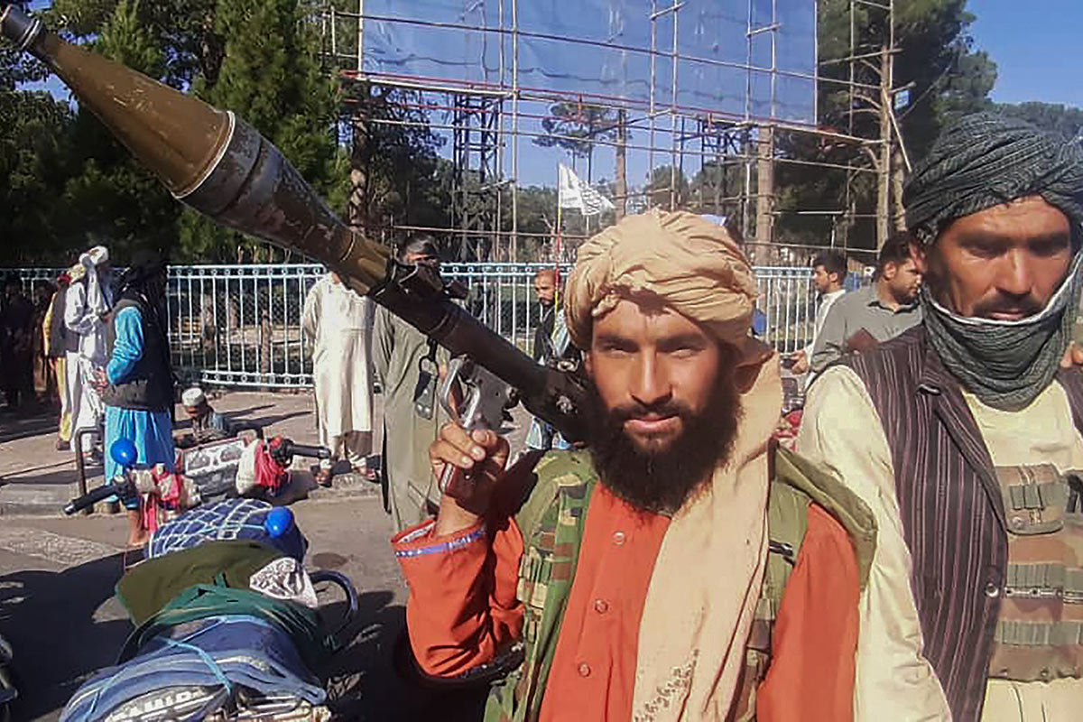 Talibanes más cerca de Kabul en una ofensiva incontenible
