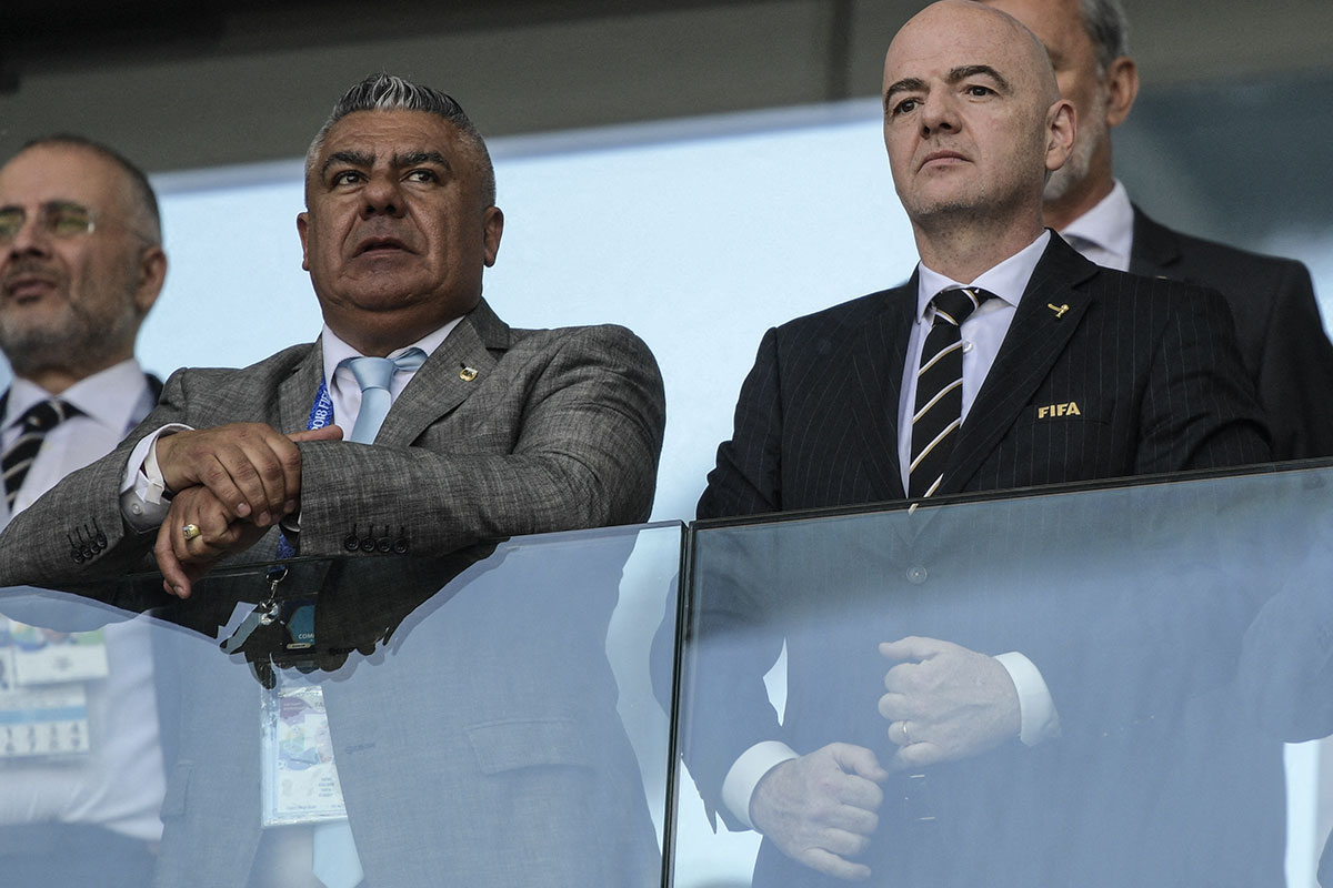 Infantino negocia con Boris Johnson para que la Premier ceda sus jugadores sudamericanos a las Eliminatorias