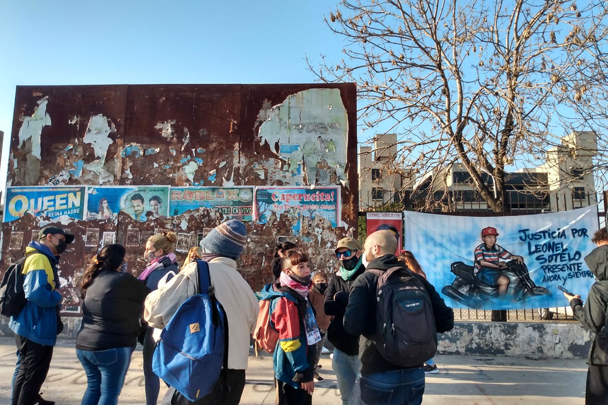 Después de cinco años, comienza el juicio a un policía que mató por la espalda, pero sigue en funciones