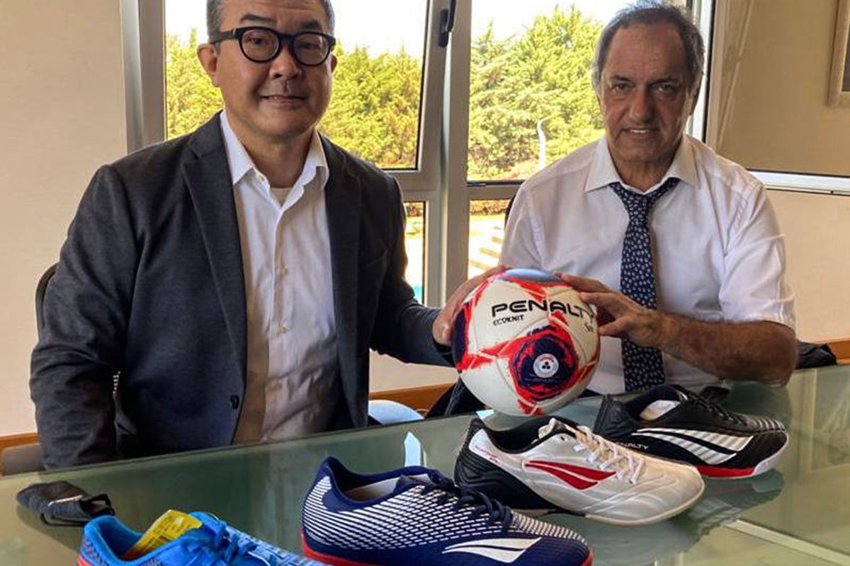 La empresa Penalty vuelve a producir botines en el país y asegura que se crearán «150 puestos de trabajo»