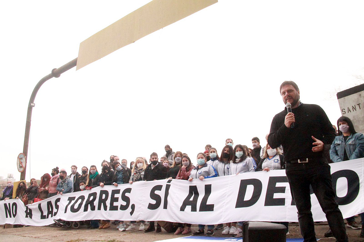Acto de Santoro en la Ciudad Deportiva de Boca, antes de que la Legislatura debata la habilitación de las torres