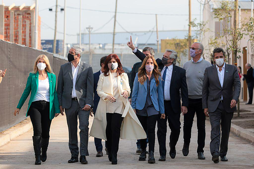 Con fuerte apoyo de CFK, Kicillof y Massa, el presidente entregó la vivienda 20 mil de la gestión del gobierno