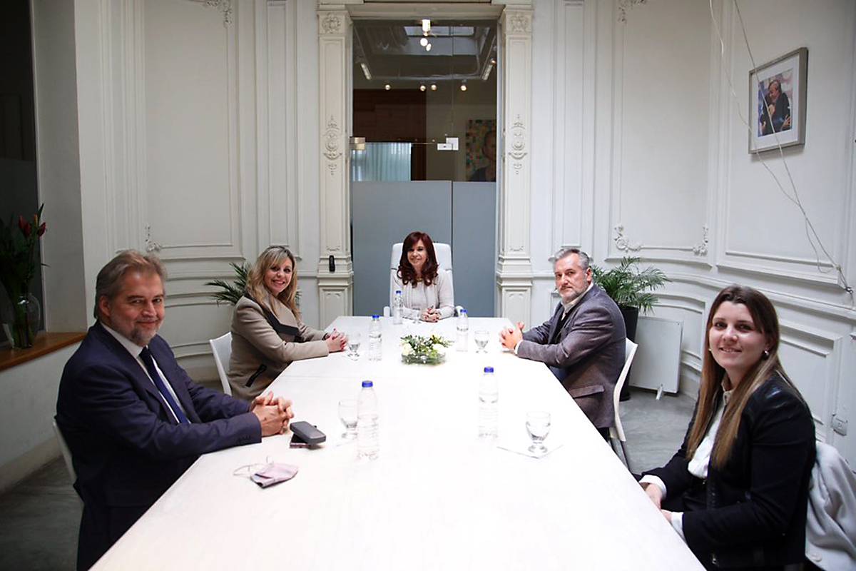 CFK jugó su ficha en la interna del peronismo de Santa Fe y recibió a la lista de Perotti