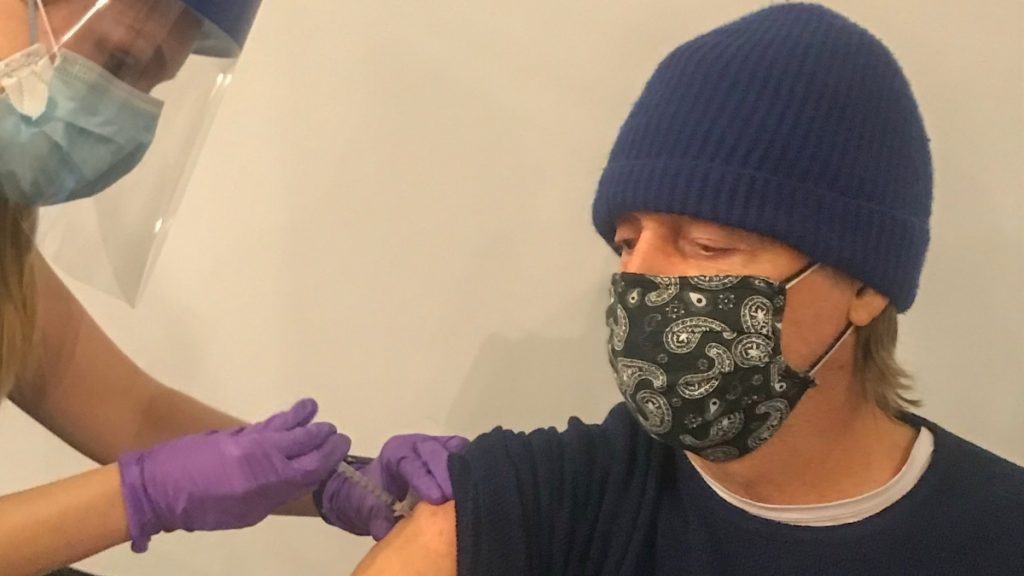 Paul McCartney se vacunó y compartió una foto en las redes para darle más visibilidad a la lucha contra el Covid-19 1 Paul McCartney se vacunó y compartió una foto en las redes para darle más visibilidad a la lucha contra el Covid-19