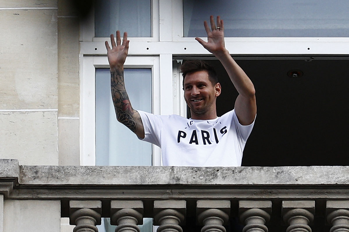 Furor en París: Messi ya pisó el Parque de los Príncipes y será presentado este miércoles
