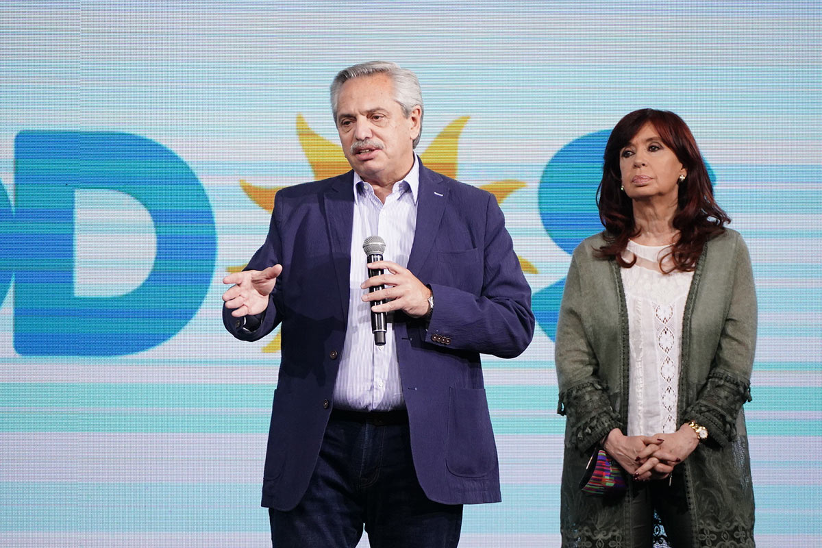 Alberto y Cristina criticaron la tapa de Clarín sobre los votos de la Corte Suprema