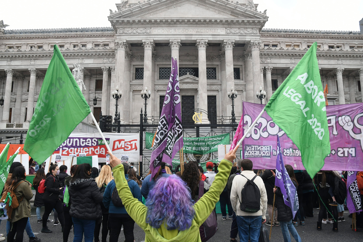 Agrupaciones feministas celebraron la ley IVE frente al Congreso Nacional y reclamaron su aplicación efectiva
