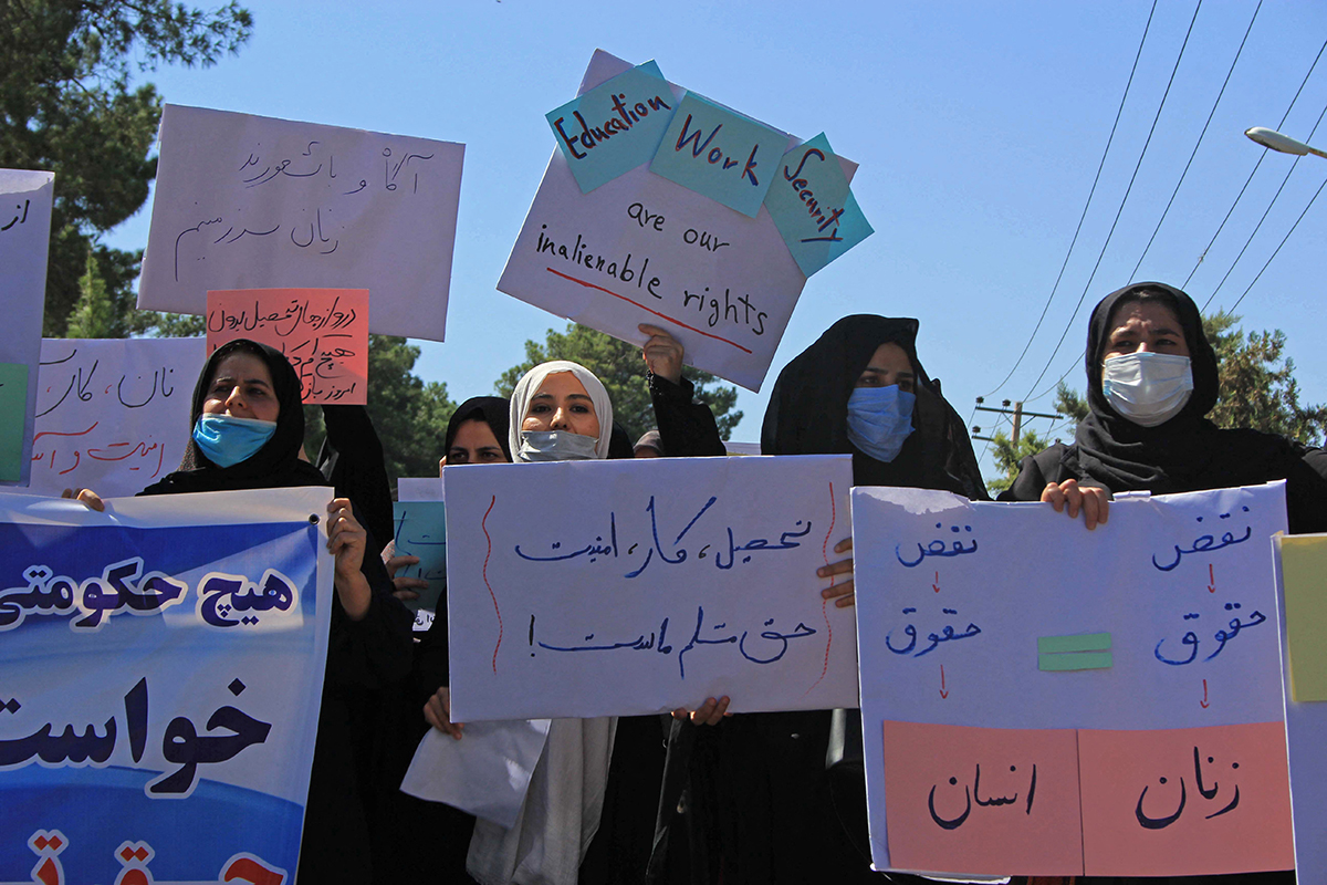 Medio centenar de mujeres protestaron en Afganistán para reclamar por sus derechos