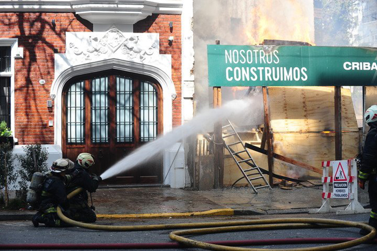 Falta de controles, abandono y desidia: protagonistas del incendio en una obra en construcción de Palermo