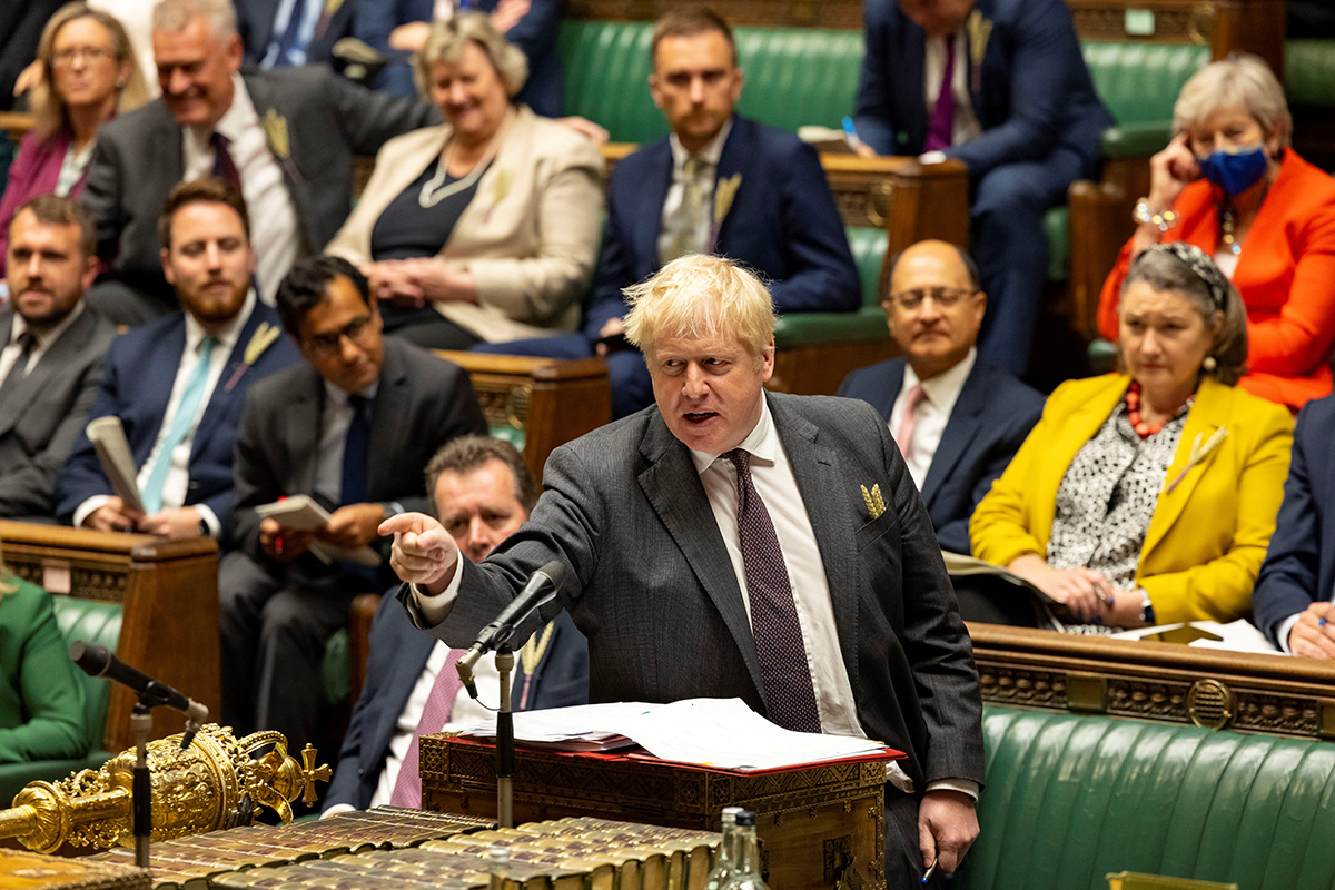 Boris Johnson, en su peor momento, modifica el gabinete