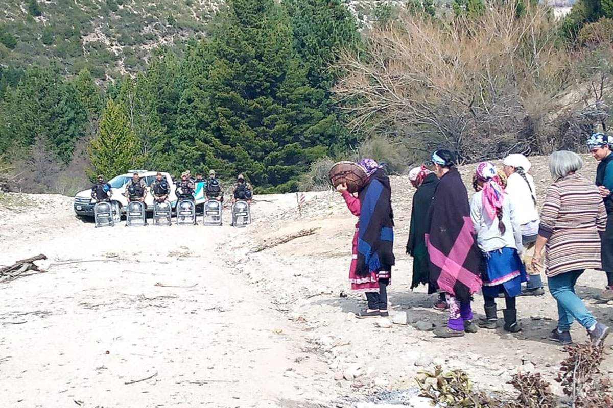 Una comunidad mapuche sitiada y sin alimentos, luego de un violento allanamiento de la policía de Río Negro