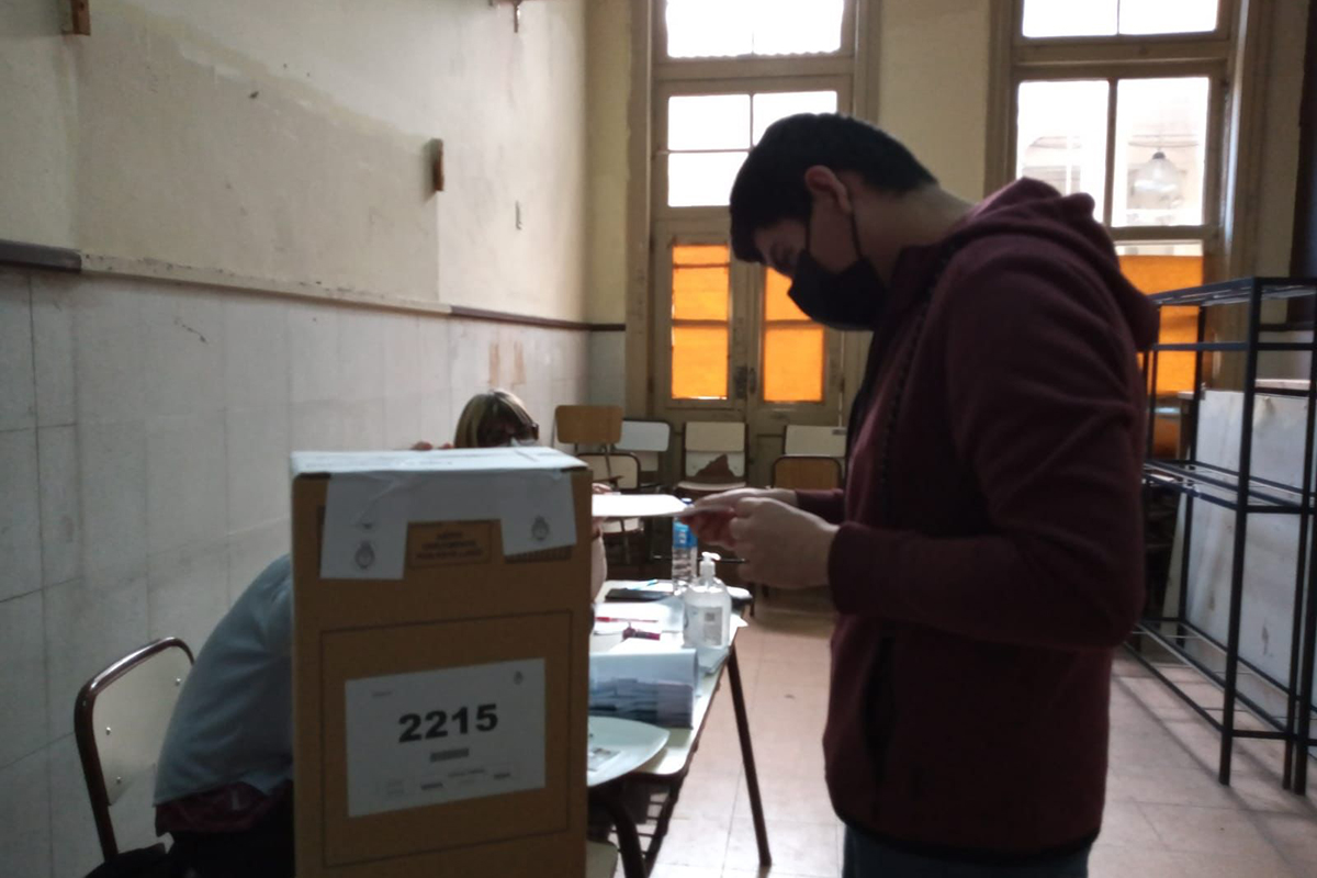 Las votaciones se desarrollan sin inconvenientes en Buenos Aires, el primer distrito electoral del país