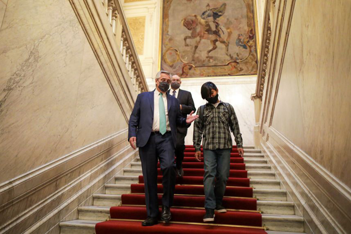 El presidente recibió en Casa Rosada al joven wichi nominado por la Unesco: “Sos un ejemplo”