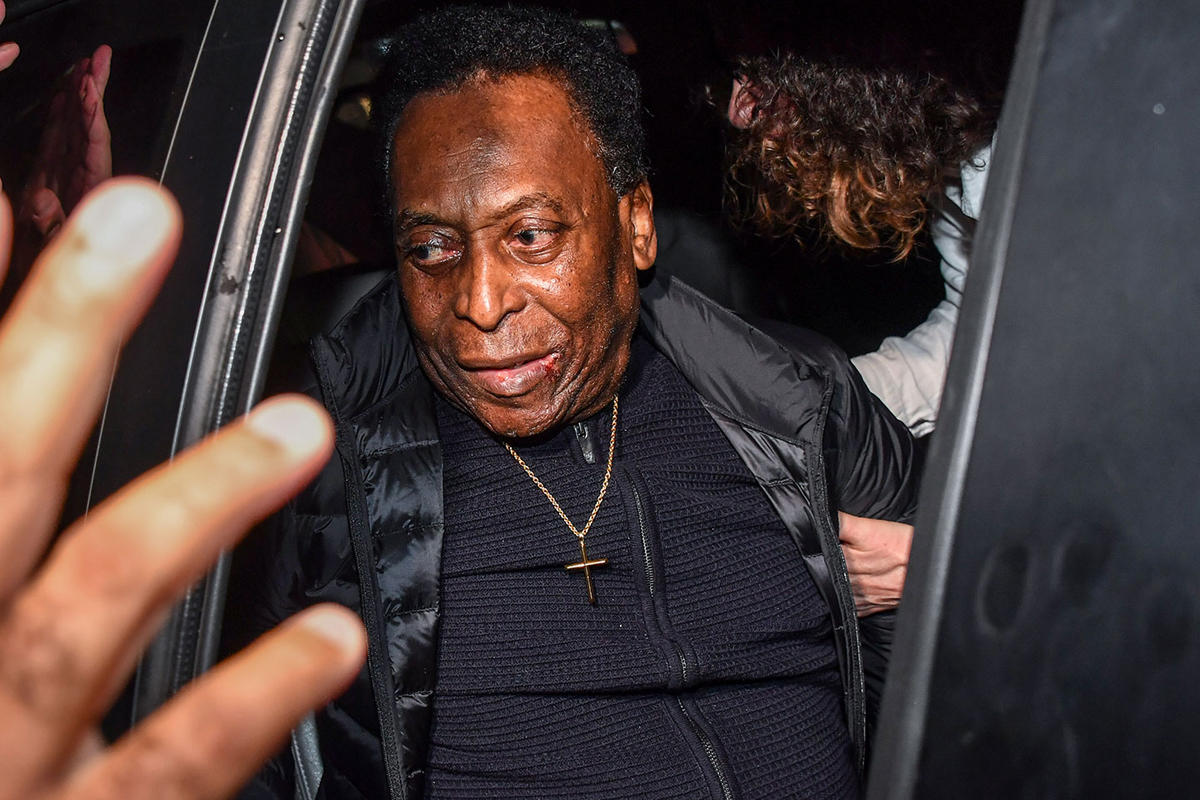 Pelé continúa hospitalizado en San Pablo