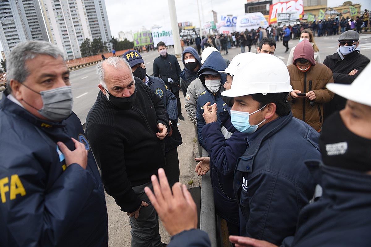 Organizaciones sociales realizan corte y protesta en Puente Pueyrredón por despido de trabajadores